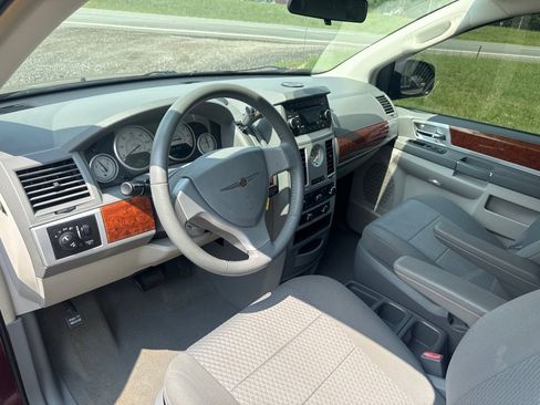Used 2009 Chrysler Town & Country Touring FWD image 30