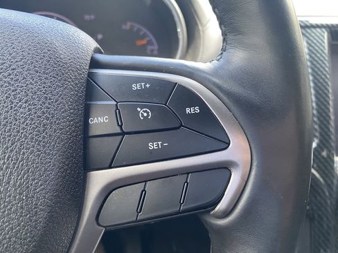 Used 2018 Jeep Grand Cherokee Overland RWD image 9