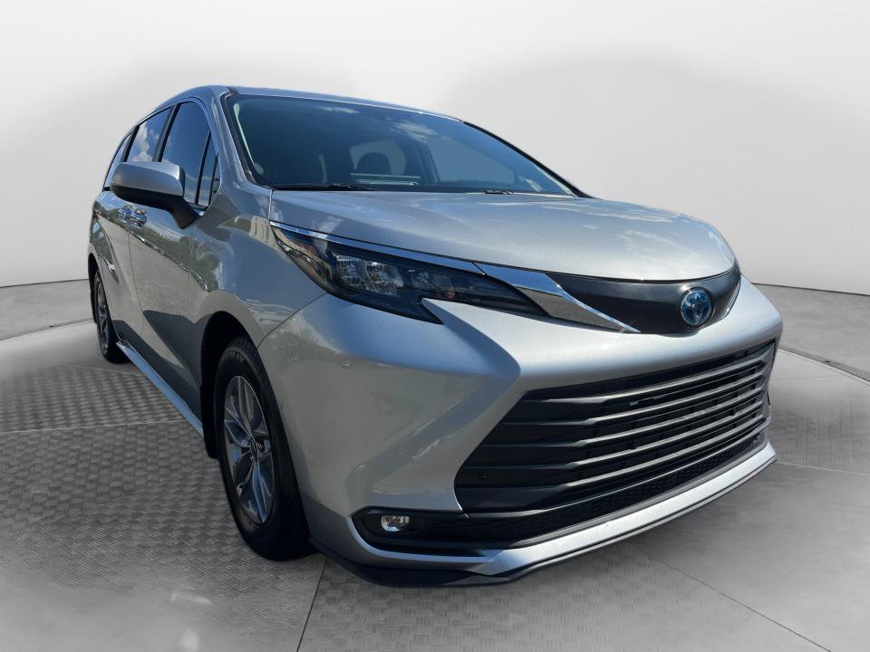 Used 2025 Toyota Sienna XLE FWD image 24