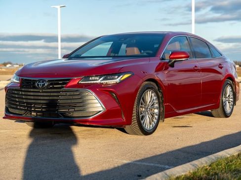 Used 2020 Toyota Avalon Limited image 3