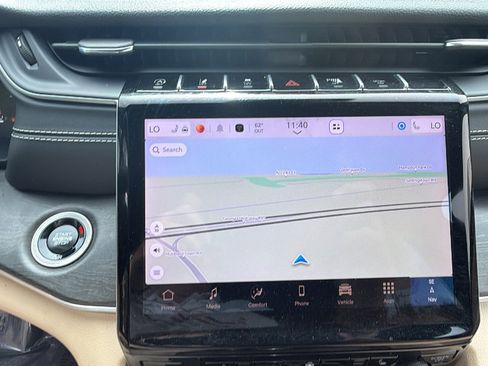 Used 2024 Jeep Grand Cherokee L Limited w/ Black Appearance Package image 32