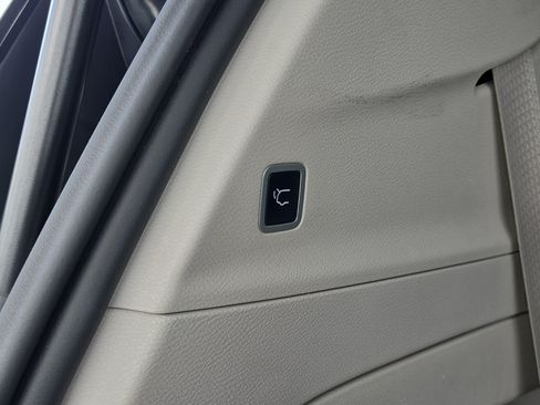 Used 2023 Chrysler Pacifica Touring-L FWD image 7