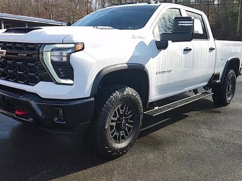 Used 2025 Chevrolet Silverado 2500 ZR2 w/ Technology Package image 2