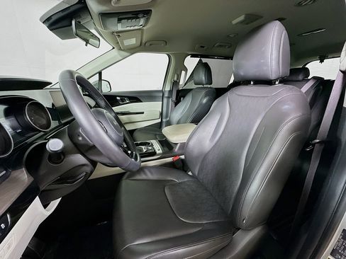 Used 2024 Kia Carnival EX FWD image 16