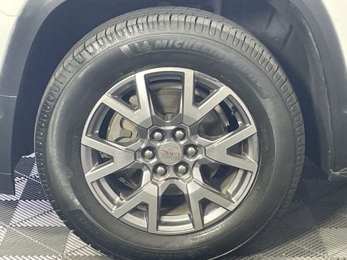 Used 2020 GMC Acadia SLT w/ Driver Alert Package II FWD image 10