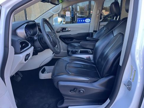 Used 2022 Chrysler Pacifica Touring-L image 10