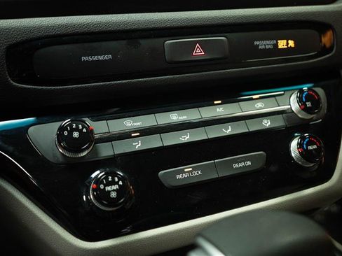 Used 2020 Kia Sedona LX FWD image 21