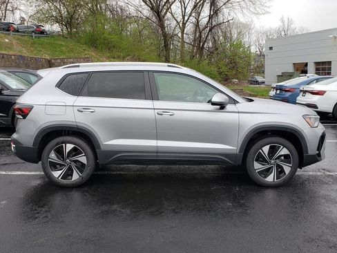 New 2026 Volkswagen Taos SE AWD/4WD image 2