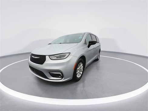 Used 2024 Chrysler Pacifica Touring-L image 4