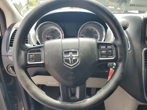 Used 2018 Dodge Grand Caravan SE FWD image 12