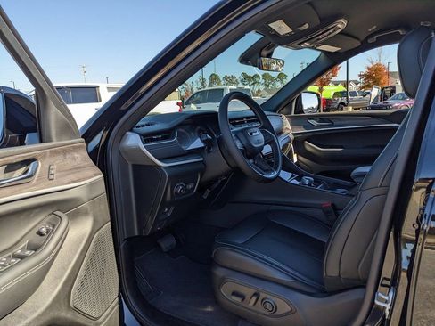 New 2025 Jeep Grand Cherokee Limited w/ Black Appearance Package image 35
