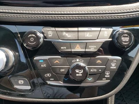 Used 2024 Chrysler Pacifica Limited w/ S Appearance Package FWD image 23