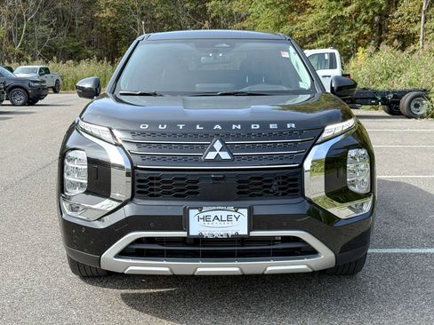 Used 2024 Mitsubishi Outlander AWD image 2