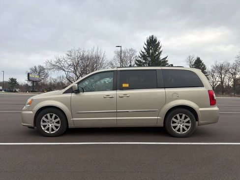 Used 2014 Chrysler Town & Country Touring image 2