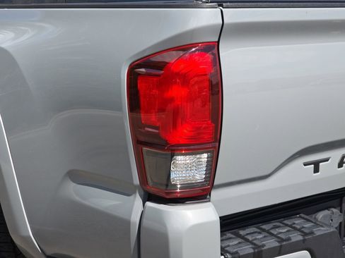 Used 2019 Toyota Tacoma TRD Sport AWD/4WD image 29