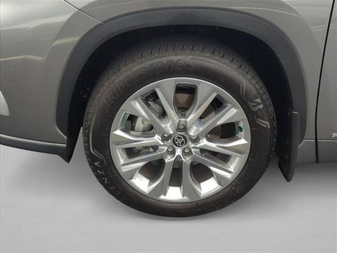 Used 2026 Toyota Highlander Limited AWD/4WD image 30