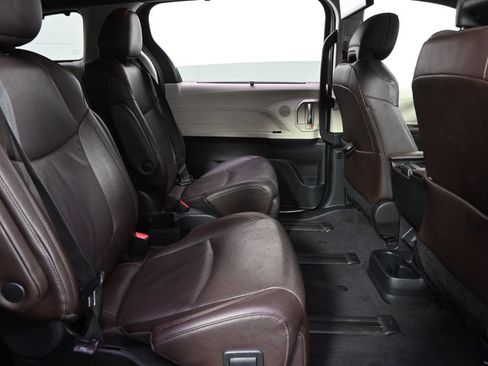 Used 2023 Toyota Sienna Platinum AWD/4WD image 18