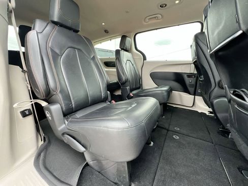 Used 2018 Chrysler Pacifica Touring-L Plus FWD image 20