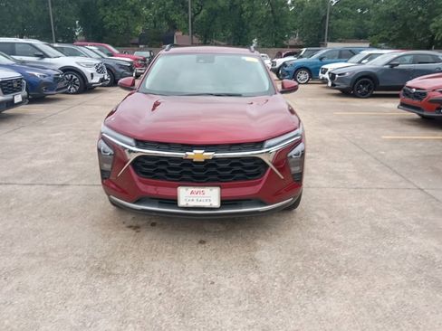 Used 2025 Chevrolet Trax LT w/ LT Convenience Package FWD image 5