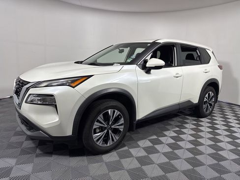 Used 2023 Nissan Rogue SV image 2