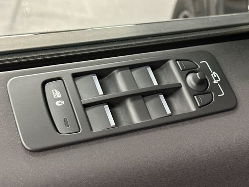 Used 2025 Land Rover Discovery Sport S image 15