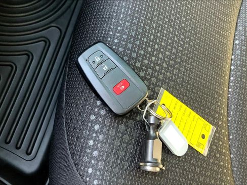 Used 2020 Toyota Prius LE FWD image 14