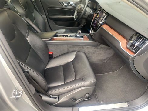 Used 2022 Volvo S60 B5 Momentum w/ Premium Package AWD/4WD image 7