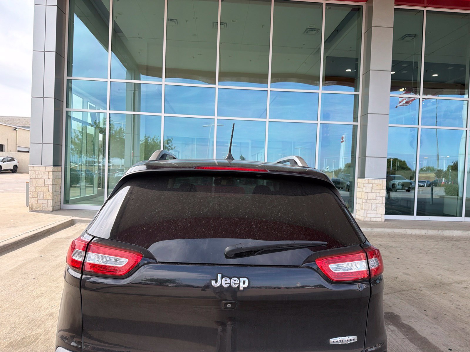 Used 2016 Jeep Cherokee Latitude FWD image 14