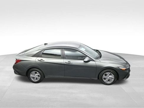 Used 2025 Hyundai Elantra SE FWD image 29