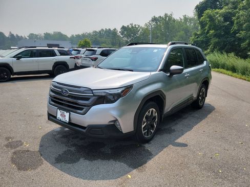 Certified 2025 Subaru Forester Premium AWD/4WD image 1