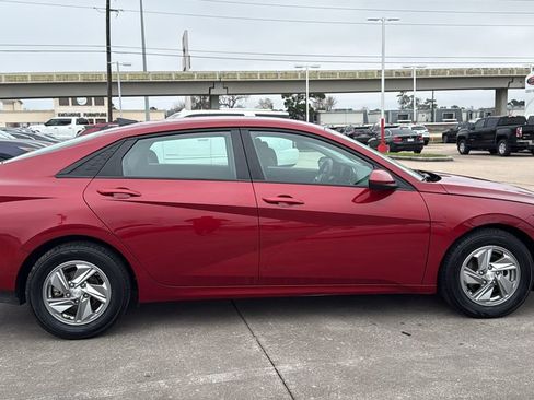 Used 2025 Hyundai Elantra SE FWD image 9