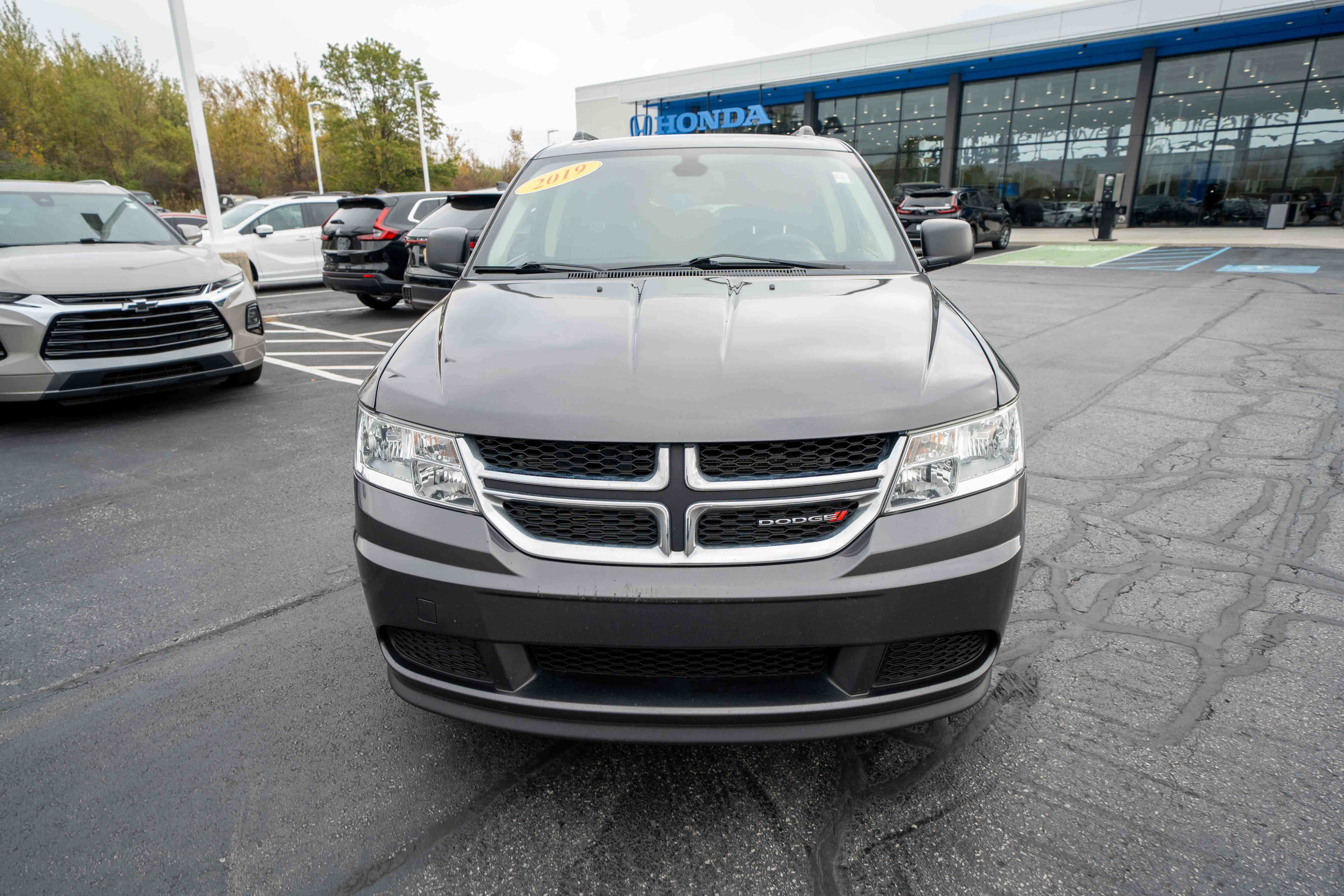 Used 2019 Dodge Journey SE FWD image 2
