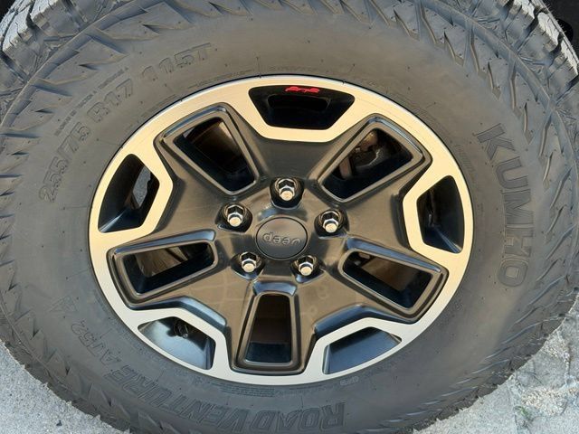 Used 2017 Jeep Wrangler Unlimited Sahara w/ Connectivity Group AWD/4WD image 11