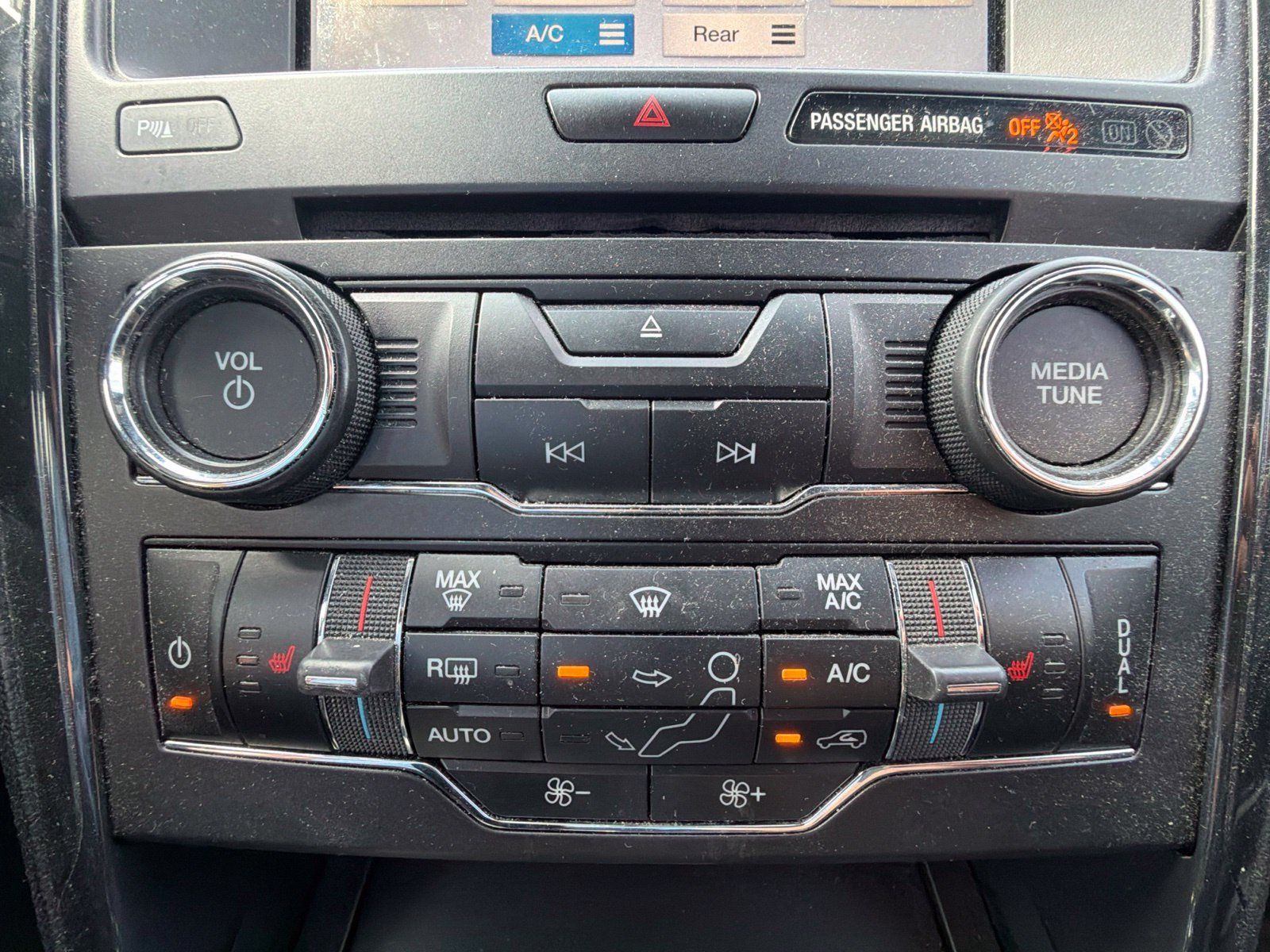 Used 2018 Ford Explorer XLT w/ Equipment Group 202A AWD/4WD image 23