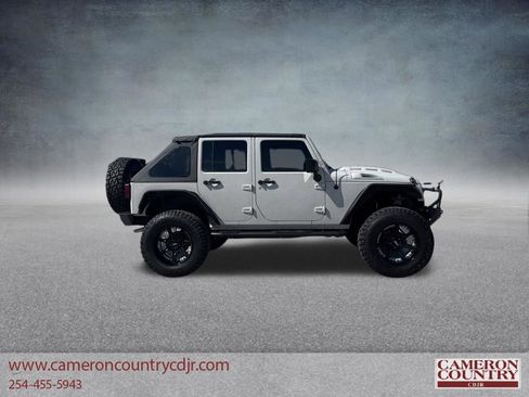 Used 2017 Jeep Wrangler Unlimited Rubicon w/ Cold Weather Group AWD/4WD image 2