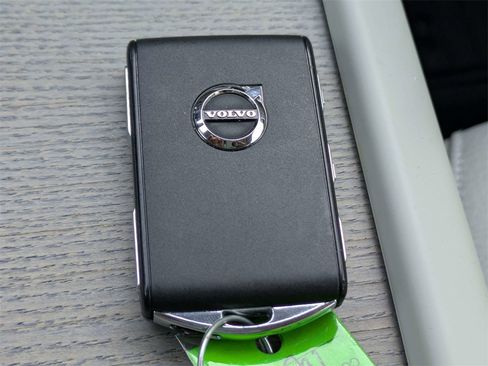 Used 2025 Volvo S90 B6 Plus image 30