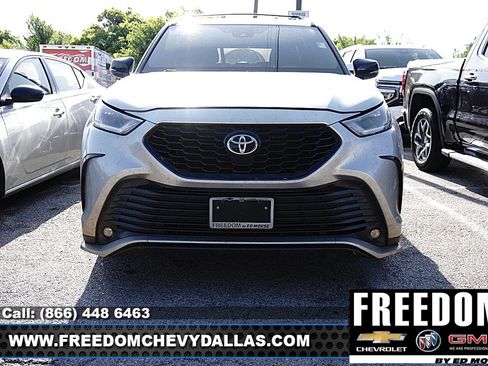 Used 2022 Toyota Highlander XSE FWD image 3