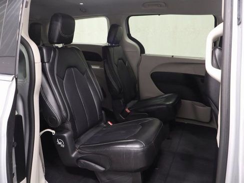 Certified 2024 Chrysler Pacifica Touring-L FWD image 17