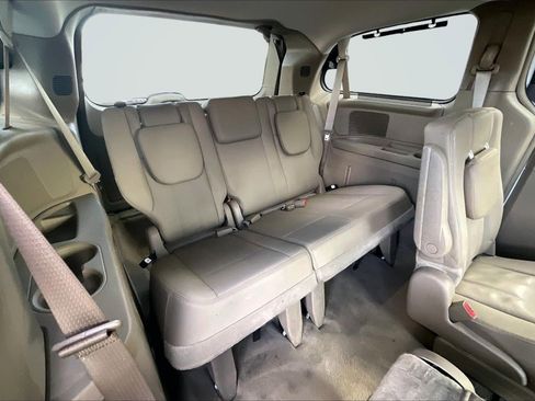 Used 2015 Chrysler Town & Country Touring image 28