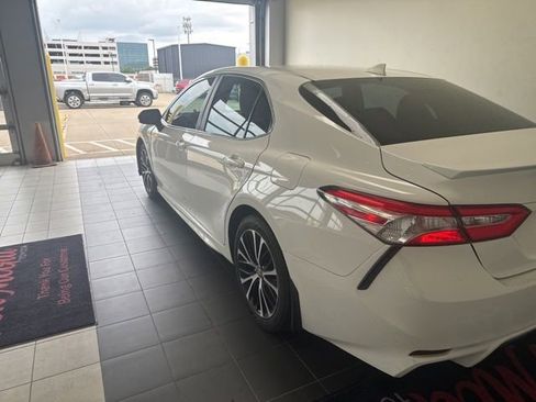Used 2020 Toyota Camry SE FWD image 7