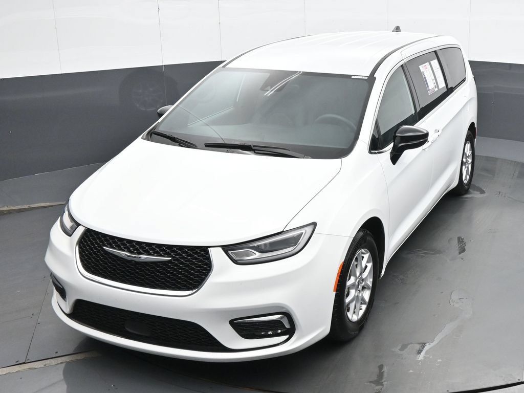 Used 2025 Chrysler Pacifica Select FWD image 16