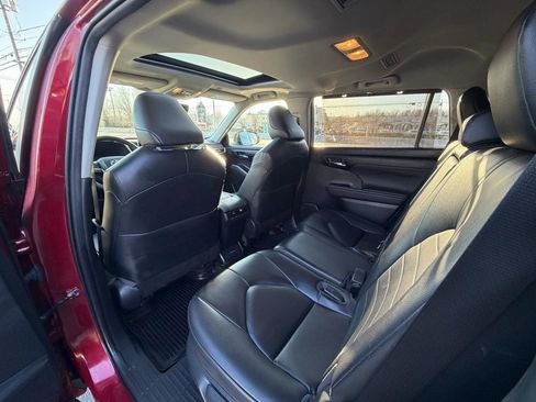 Used 2023 Toyota Highlander XLE image 29