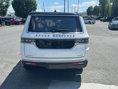 Used 2023 Jeep Grand Wagoneer Series III AWD/4WD image 4