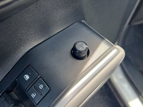Used 2021 Toyota Highlander XLE FWD image 28