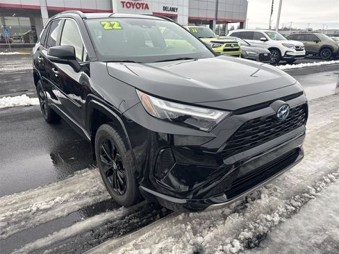 Used 2022 Toyota RAV4 SE image 2