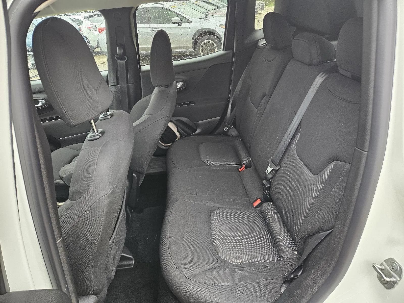 Used 2015 Jeep Renegade Latitude AWD/4WD image 17
