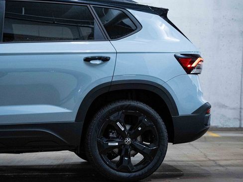 New 2026 Volkswagen Taos SE image 4