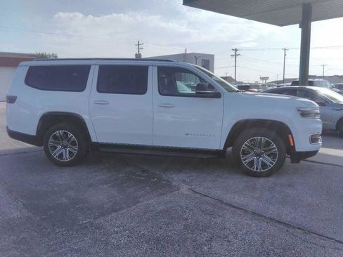 Used 2024 Jeep Wagoneer L Series II RWD image 2