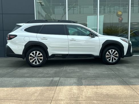 Used 2025 Subaru Outback Premium AWD/4WD image 2