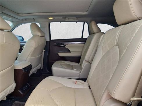 Used 2022 Toyota Highlander Platinum FWD image 17